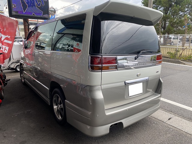 滋賀オートライフハノ エルグランド(E50)のマフラーテール延長加工 