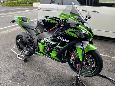 カワサキ「ZX-10R」のタイヤ交換「ダンロップ α14」 : オートライフ