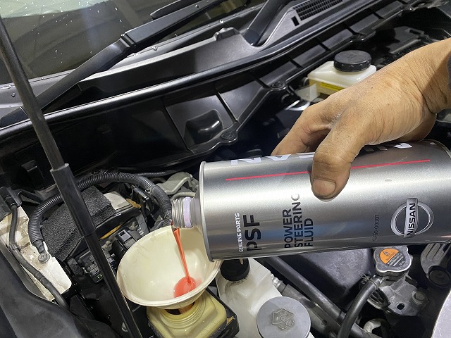 滋賀オートライフハノ エルグランド(E52)のパワステポンプのオイル漏れ