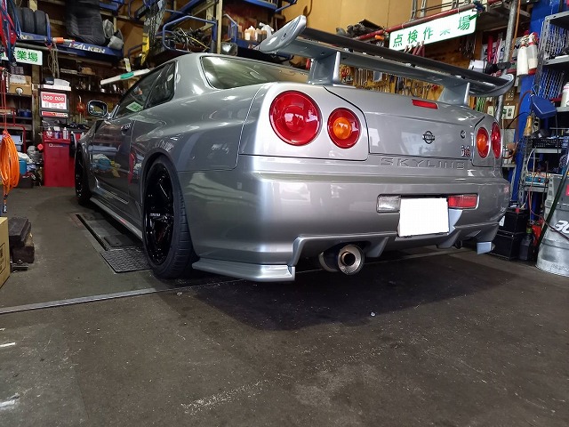 滋賀 スカイラインGT-R(BNR34)にNISMO「GT4」アルミ装着