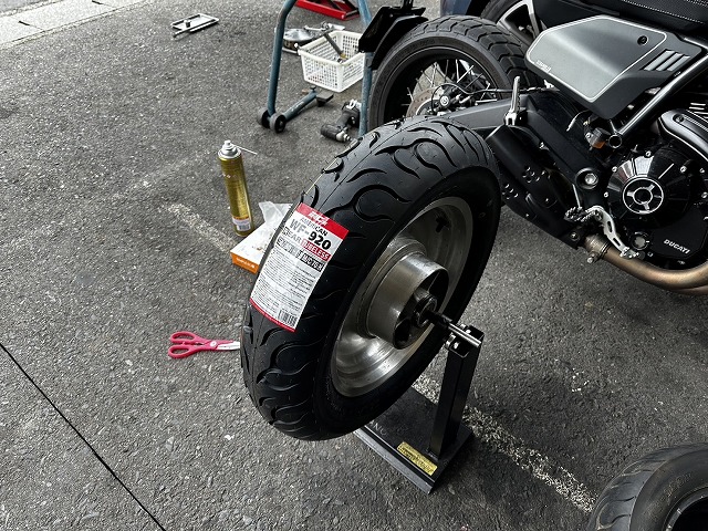 滋賀オートライフハノ ホンダ「マグナ250」の持込タイヤ交換(前後