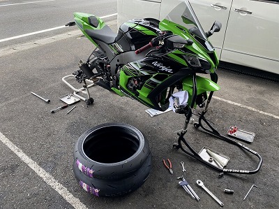カワサキ「ZX-10R」のタイヤ交換「ダンロップ α14」 : オートライフ