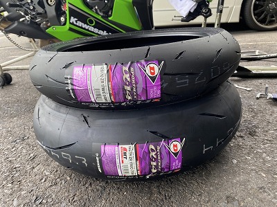カワサキ「ZX-10R」のタイヤ交換「ダンロップ α14」 : オート