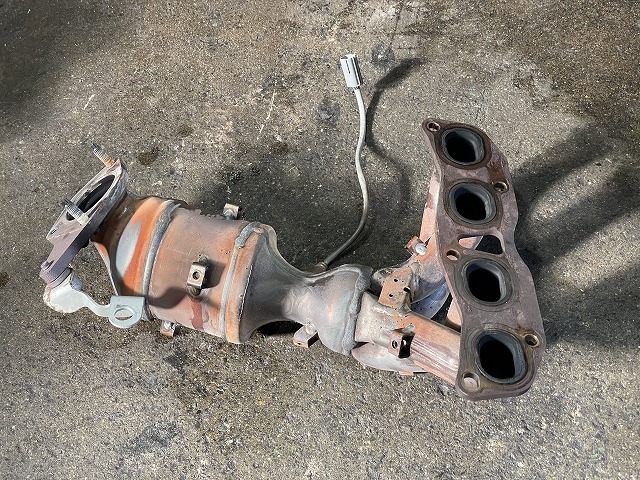 滋賀オートライフハノ 日産「E52エルグランド」(2.5L)のエキマニ(触媒