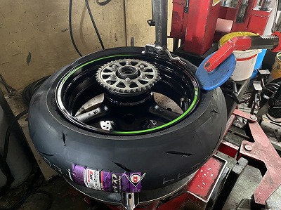 カワサキ「ZX-10R」のタイヤ交換「ダンロップ α14」 : オートライフ