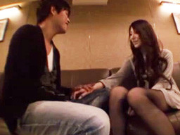 カフェ店員のお姉さんをゆっくり脱がせて全身愛撫