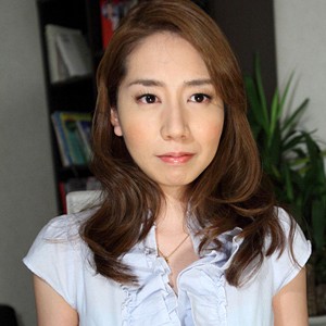 悩みをかかえている人妻はるなさん