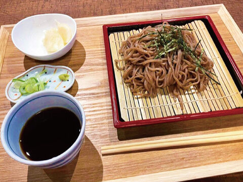 01【大容量!!8食入り!!】青森県産生黒にんにく×中華め