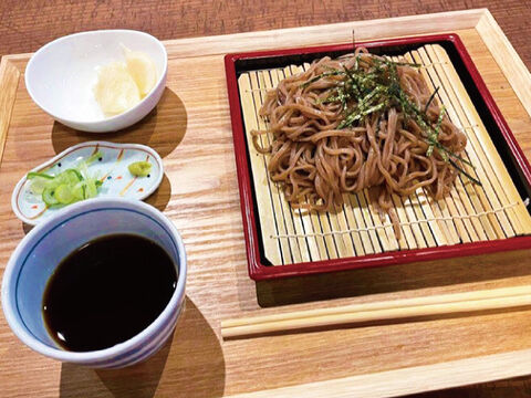 01【たっぷり食べられる１０食入り！】青森県産生黒にんにく