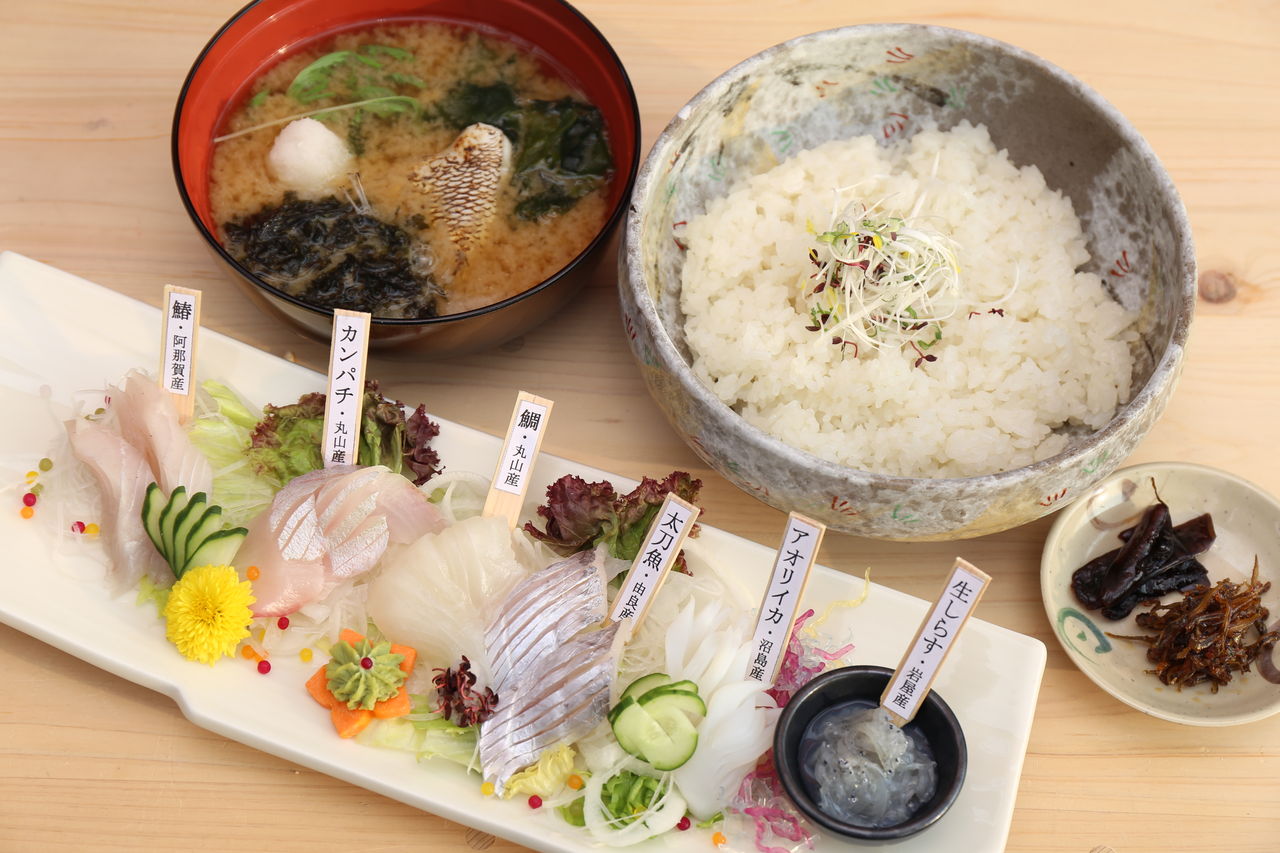 白い海鮮丼大人気 淡路島でいろんな商品に出会った