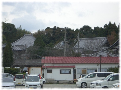 山の麓の美しい瓦屋根のお寺