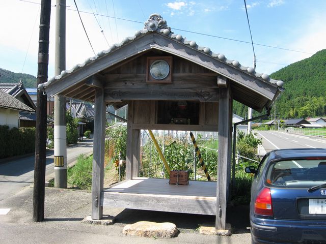 田野中の中山寺 間口は広いが奥行き無し