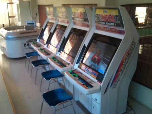 よく行くゲーセンに子連れが来ていた。子供がやりたそうな顔で隣に来たので100円置いて立ち去ったら・・・