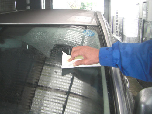 ガラス面のうろこ ウォータースポットの除去 一般のやり方とプロの仕事の違い 洗車とプロのカークリーニングの違い 用品と作業方法