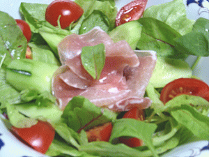 ベビーリーフ、ミニトマト、レタス、きゅうりと生ハムのサラダ