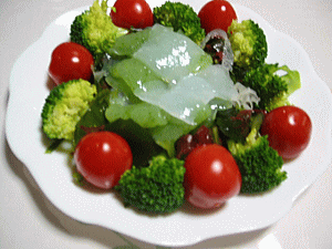 ブロッコリー、ミニトマト、海藻、こんにゃくサラダ