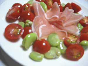 プチトマトとそらまめ、生ハムのサラダ