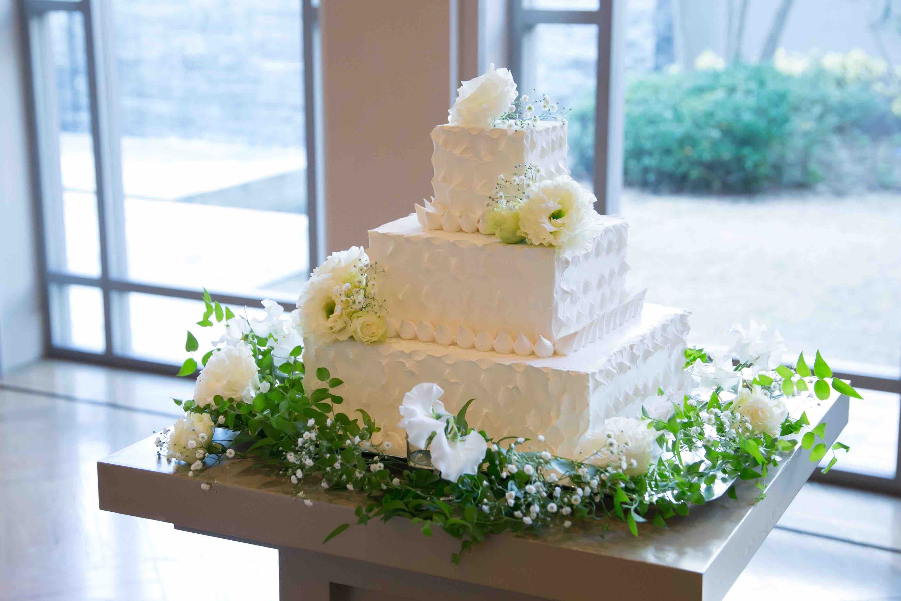 結婚式レポ⑤】白を基調にした装花に合わせて、卓上装飾をDIY