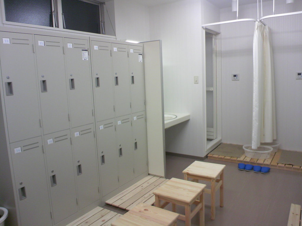 大阪】小学校の女子更衣室から盗撮カメラ発見も教頭がカメラを破壊し校長とともに事実を隠す : Gamers Shelter