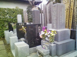 園山俊二の墓 : 風に吹かれて