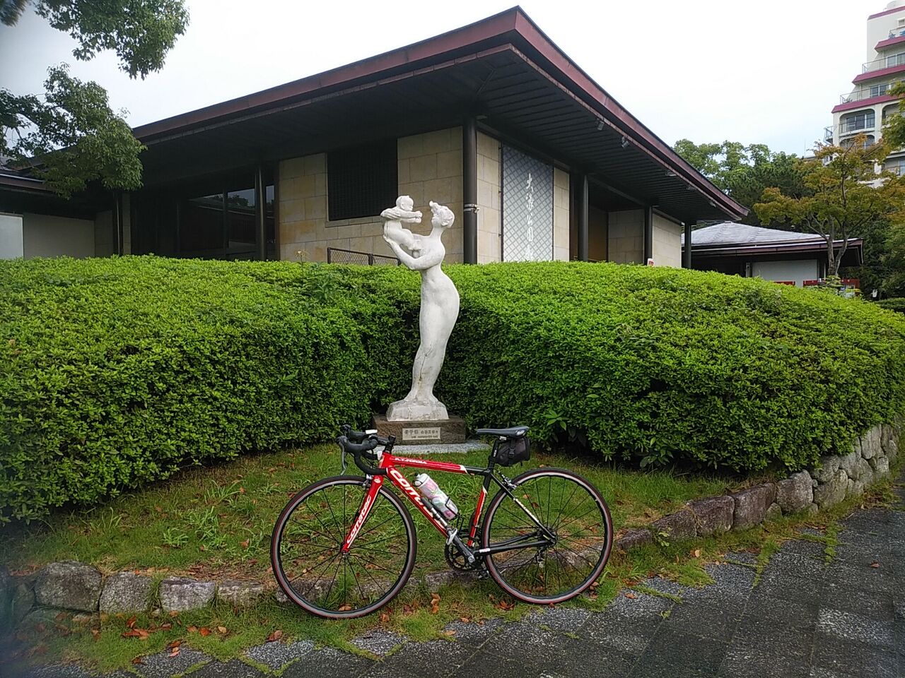 母子像（福岡市のパブリックア－ト） : 風に吹かれて