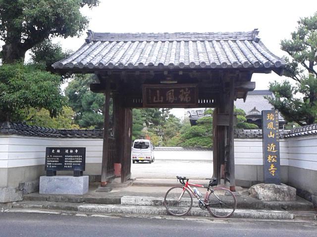 近松門左衛門の墓 風に吹かれて