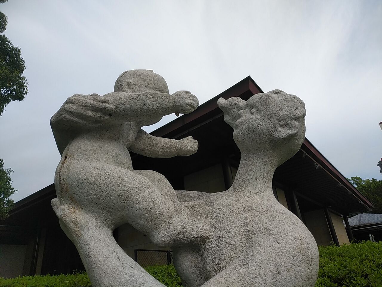 母子像（福岡市のパブリックア－ト） : 風に吹かれて