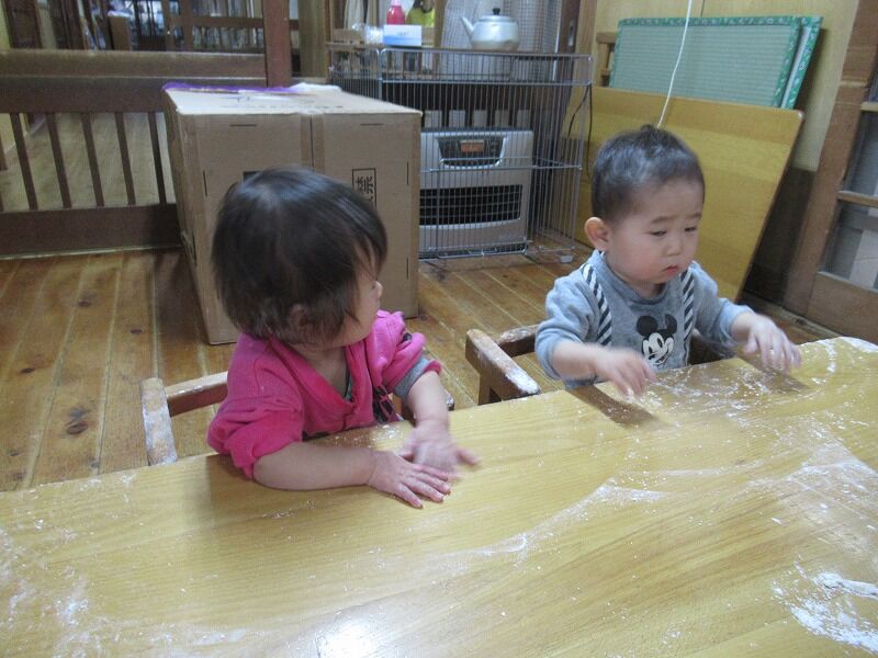 小麦粉粘土遊び 綾部ひまわり共同保育園 小麦粉粘土遊び 綾部ひまわり共同保育園