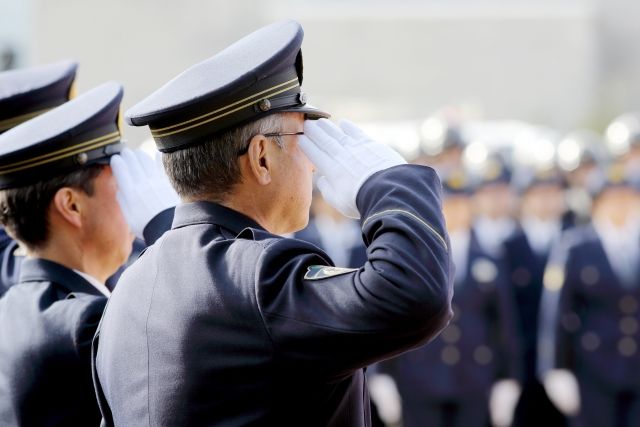 警察官敬礼