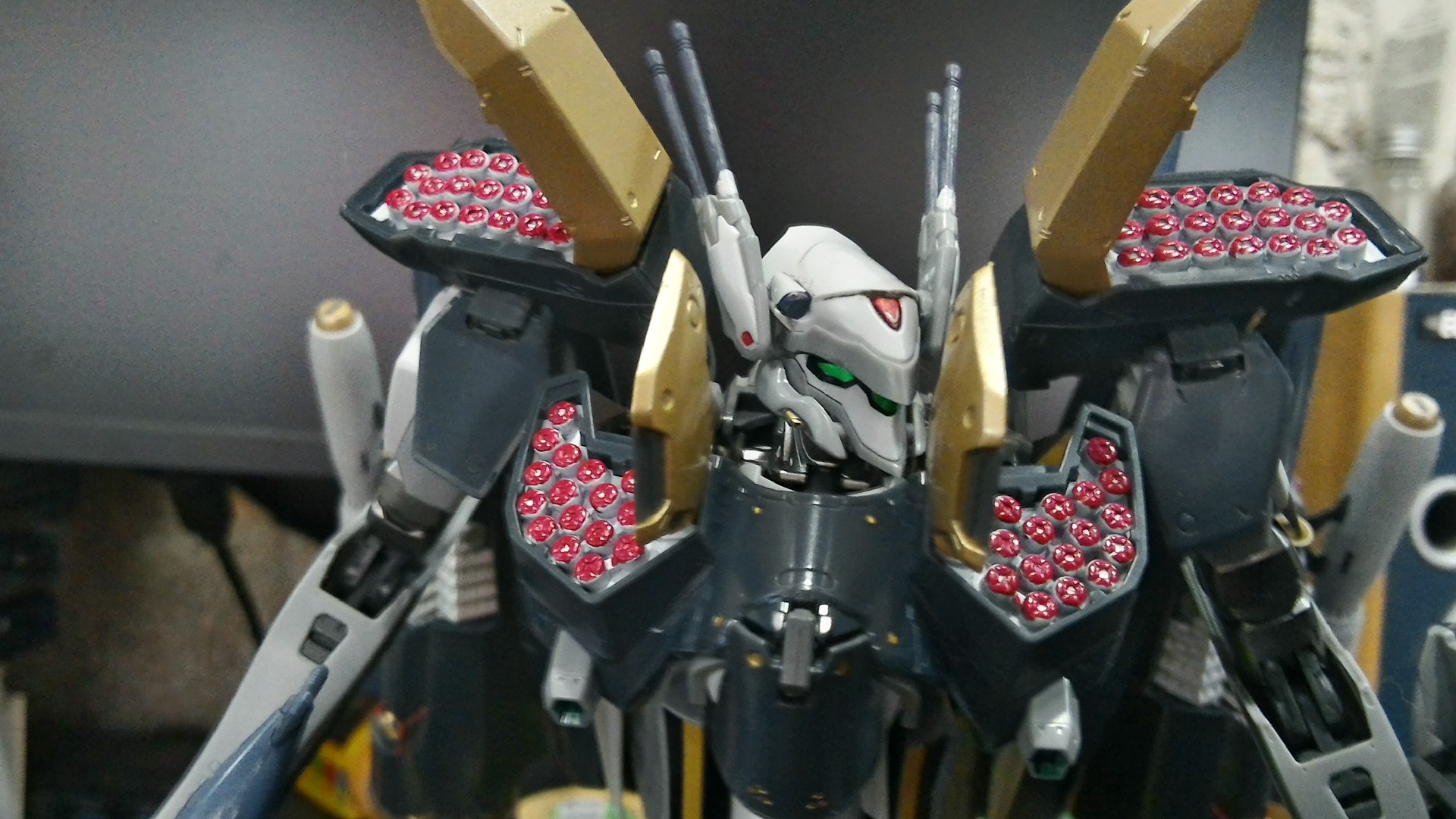 感謝価格】 1 72 VF-25S アーマードメサイアバルキリー オズマ機