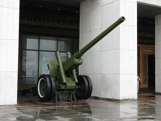 640px-6717_-_Moscow_-_Poklonnaya_Hill_-_Artillery