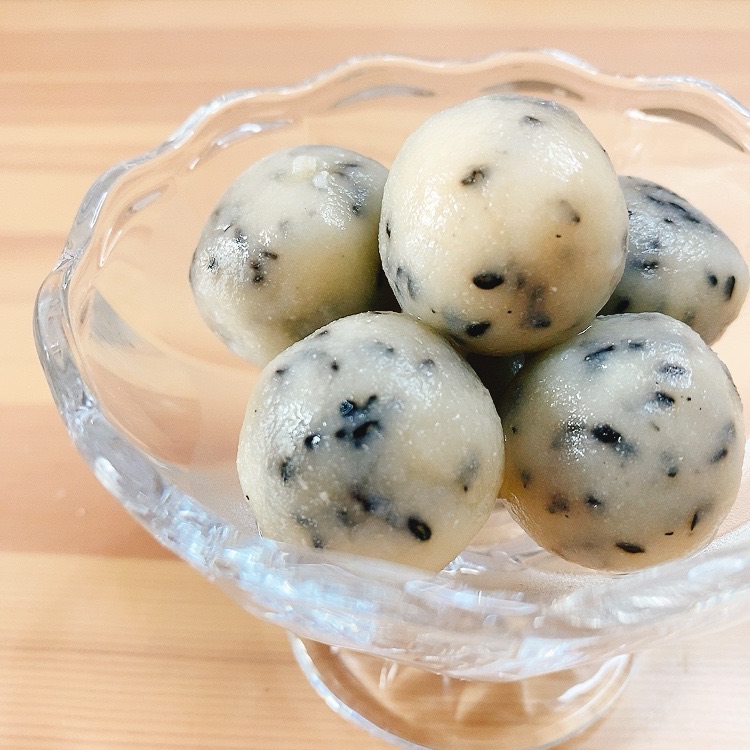 ヘルシースイーツ アレルギーフリー 豆腐でもちもち ほんのり甘いやみつき黒ごま団子 料理家あゆのダイエットごはん