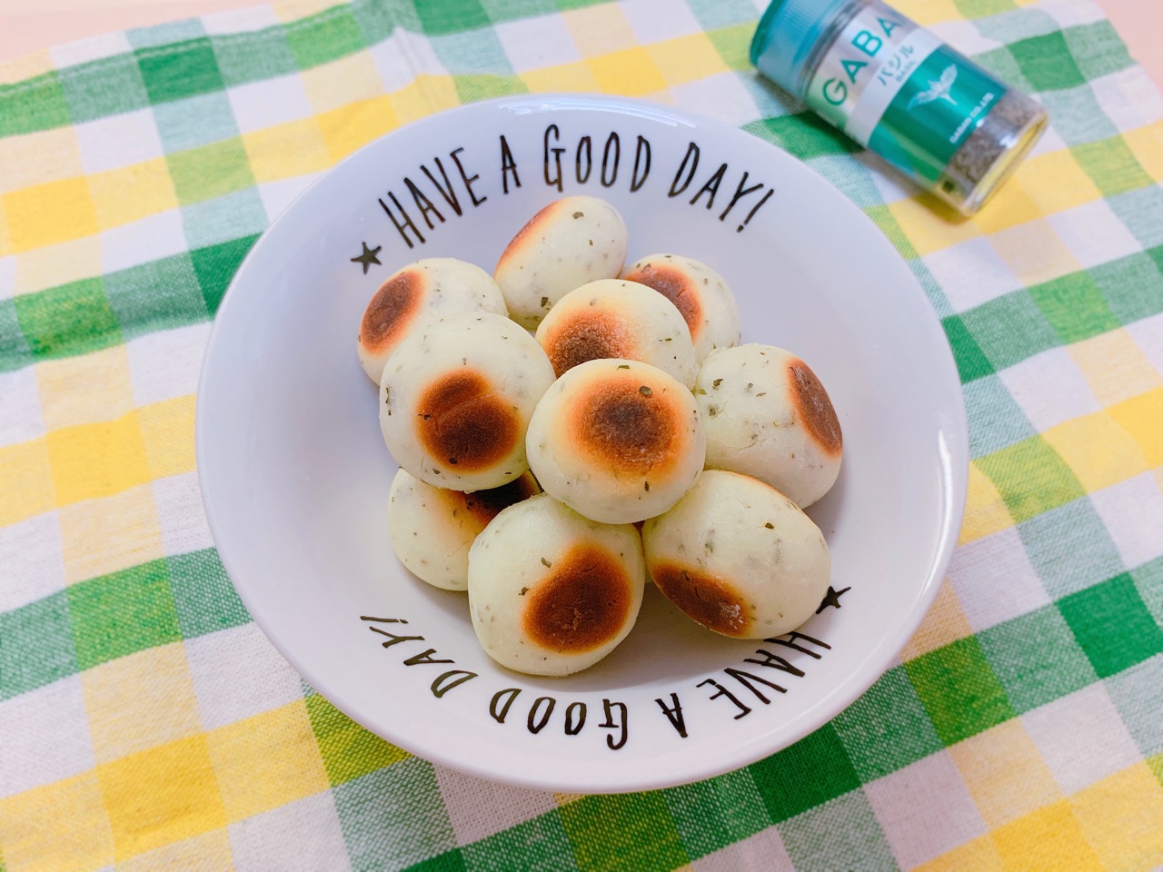 ヘルシーおやつ フライパンで30分 バジルとクリームチーズのもちもち米粉パン 料理家あゆのダイエットごはん ヘルシーおやつ フライパンで30分 バジルとクリームチーズのもちもち米粉パン 料理家あゆのダイエットごはん