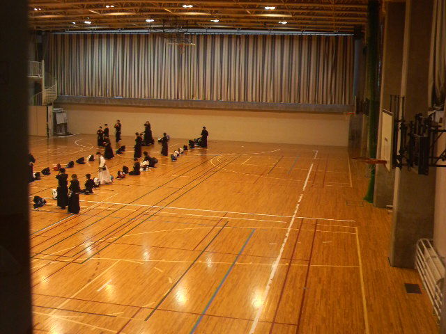 北海道青少年会館 ひぐぴょんちの中庭 泳いでいく 北海道青少年会館 ひぐぴょんちの中庭 泳いでいく