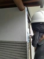 5-3サッシ廻りシール工事の仕上げ均し作業