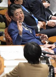 「幅広く募ったが、募集はしていない」 桜を見る会 安倍首相、苦しい答弁続く