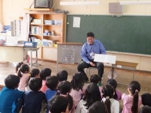 【縮小】読み聞かせ(お父さん).jpg