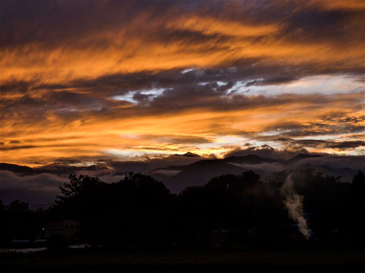 連日の夕焼け きょうは真っ赤に燃えるような色 安曇野で音楽にふれる豊かな生活 連日の夕焼け きょうは真っ赤に燃えるような色 安曇野で音楽にふれる豊かな生活