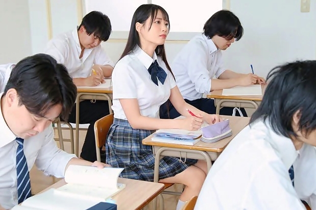 月野江すい｜男子部員に尽くす女子マネージャーのドМな素顔