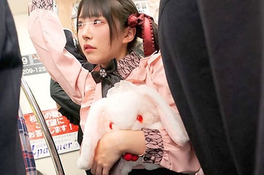 地雷系女子、電車内痴漢で何度もイカされ潮まで吹いてしまう…のアイキャッチ画像