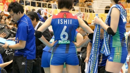 石井優希:至高の脚線美。コート内での距離感が伝わるシーン