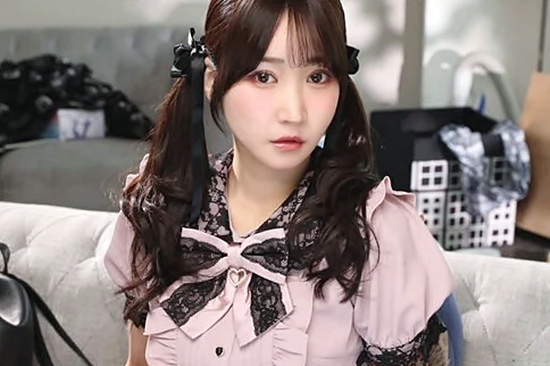 依本しおり VR｜国家命令で自宅へ派遣されてきた彼女との特別な体験