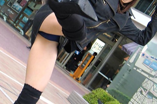片足上げてパンモロしちゃってるミニスカ女子のエロ画像！