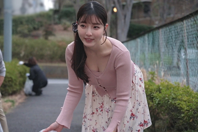 彩月七緒｜旦那不在の日中、義父と町内会の男たちに翻弄される人妻