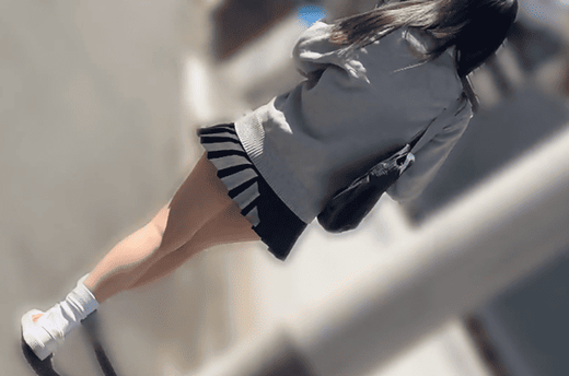 ミニスカ女子校生のパンチラ盗撮してたらエッチに誘われた件www