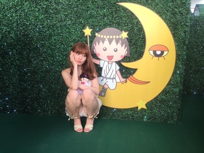 小嶋陽菜しゃがみパンチラ1