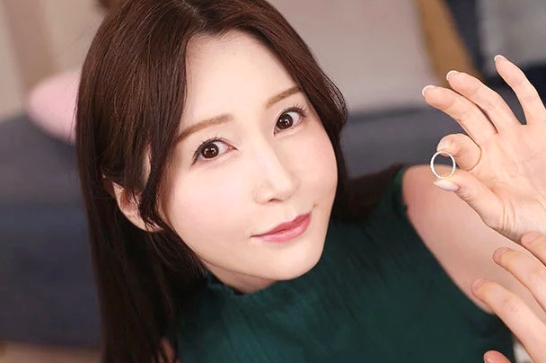 佐々木あき VR｜妻の姉の淫語誘惑…嫁が近くにいるのに甘い囁きに負けた僕