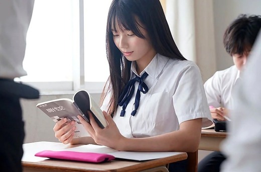 榊原萌が魅せる瑞々しく美しい容姿フォト