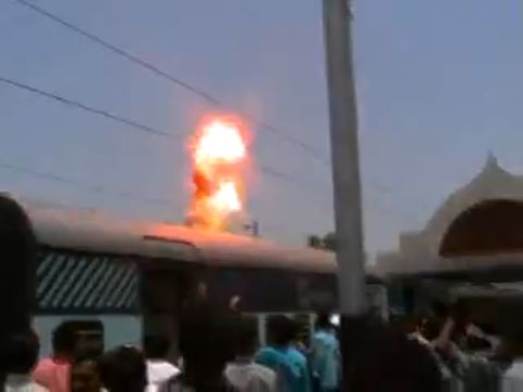 電車の屋根に上っていた男が感電して爆発 インド 備忘録b2s