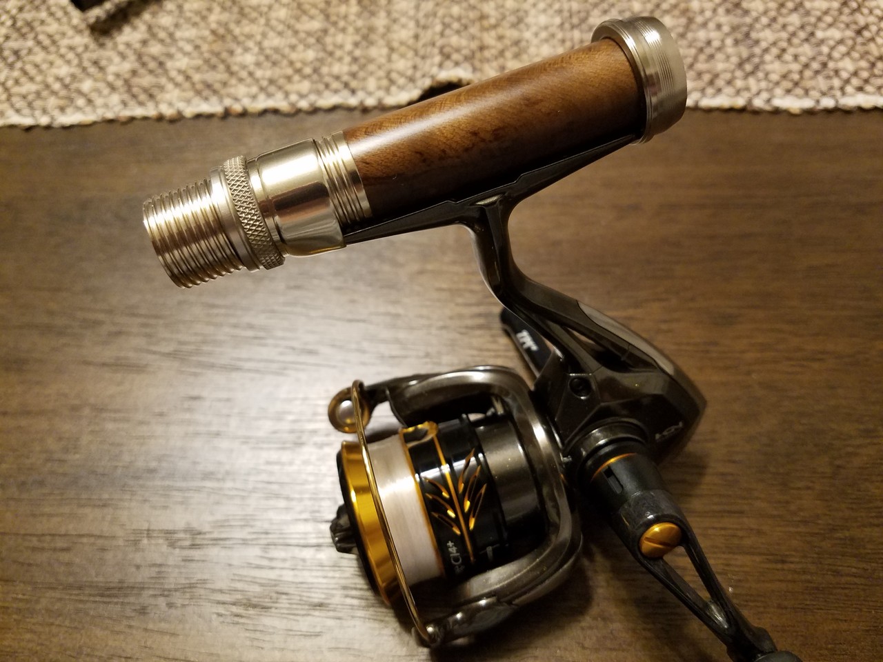 補修するなら付け替えてしまえ 自作スケルトンリールシートの付け替え開始 某携帯ショップ店員の頭の中